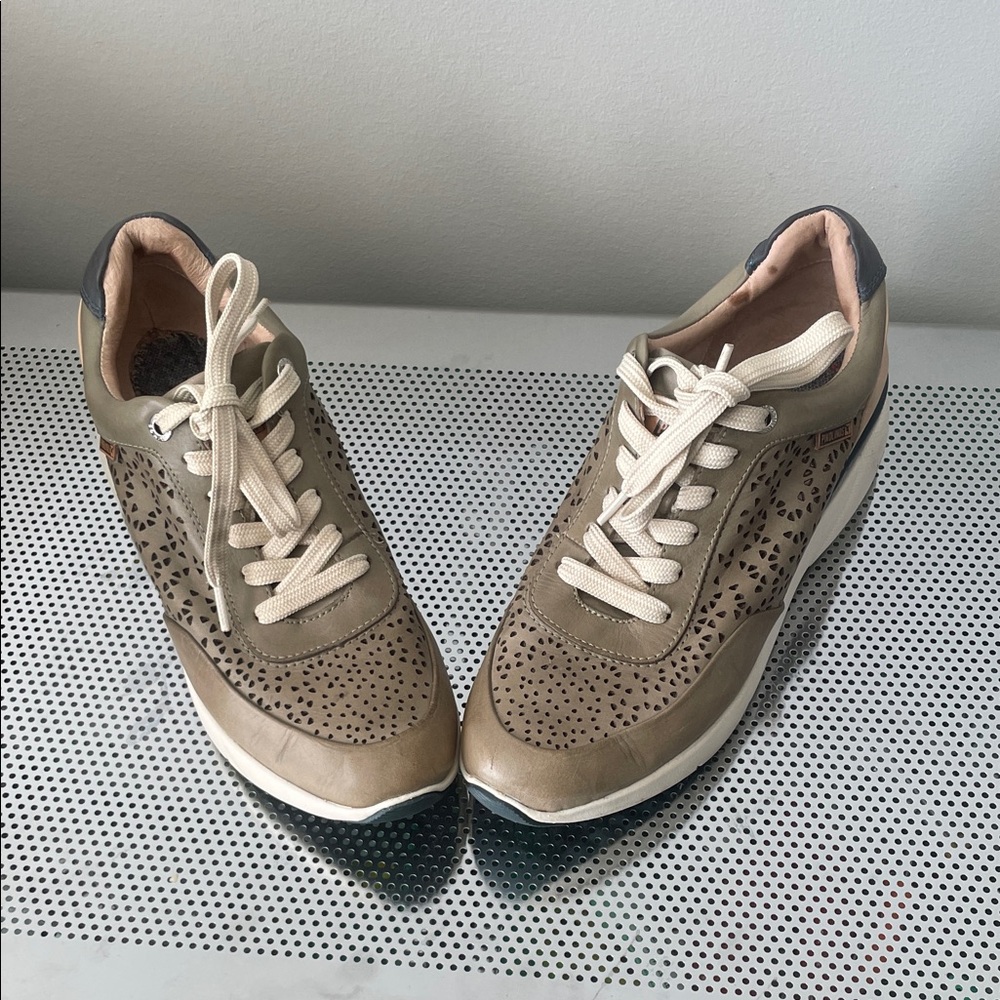 Nickelodeon Women's Tan and Cream Sneakers